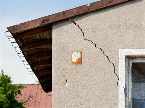 地震牆壁裂痕|地震後牆壁出現裂痕...如何判斷是油漆裂還是結構裂？。